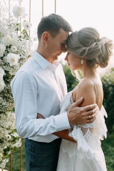 Beau Couple Coucher Soleil Dans Parc Cérémonie Mariage Avec Arche — Photo