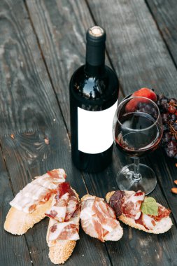 Bruschettes ve prosciutto ile piknik. İtalya'da bir bardak kırmızı şarap. 