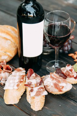 Bruschettes ve prosciutto ile piknik. İtalya'da bir bardak kırmızı şarap. 