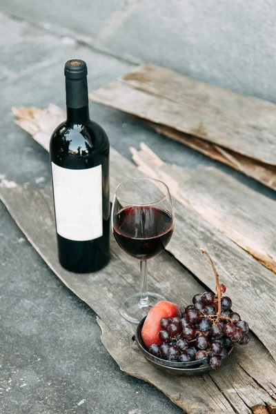 布鲁舍特和野餐与假肢 意大利杯中的红酒 — 图库照片