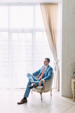 Otelde Avrupa düğünü. Damat iç stüdyoda toplanıyor.. 