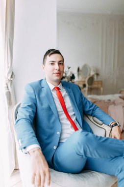 Otelde Avrupa düğünü. Damat iç stüdyoda toplanıyor.. 