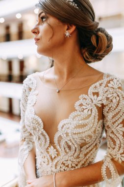 Koridorda Avrupa tarzı şık bir düğün. Oteldeki mutlu gelin.. 