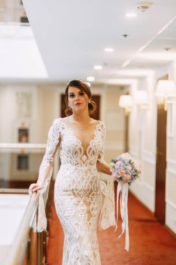 Koridorda Avrupa tarzı şık bir düğün. Oteldeki mutlu gelin.. 