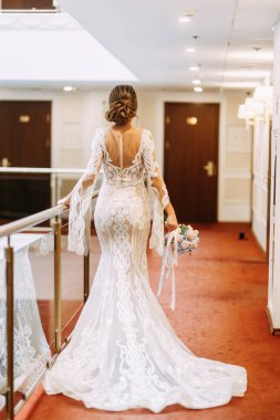 Koridorda Avrupa tarzı şık bir düğün. Oteldeki mutlu gelin.. 