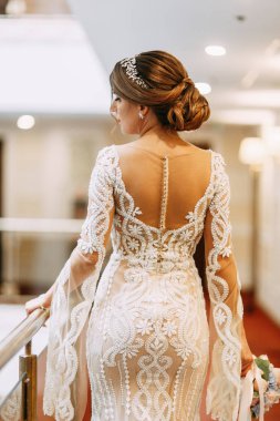 Koridorda Avrupa tarzı şık bir düğün. Oteldeki mutlu gelin.. 