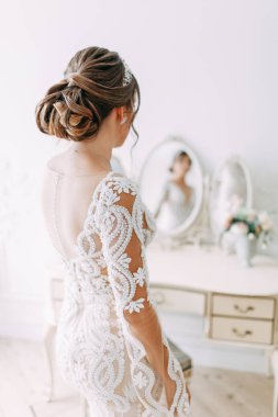 Otelde Avrupa usulü düğün. İç stüdyoda beyaz elbiseli gelin.. 