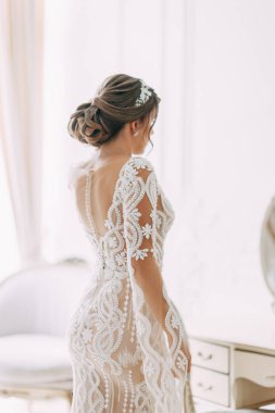 Otelde Avrupa usulü düğün. İç stüdyoda beyaz elbiseli gelin.. 