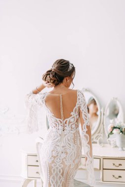 Otelde Avrupa usulü düğün. İç stüdyoda beyaz elbiseli gelin.. 