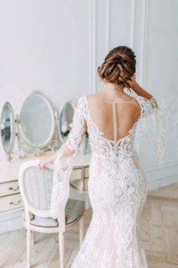 Otelde Avrupa usulü düğün. İç stüdyoda beyaz elbiseli gelin.. 