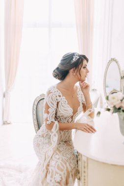 Otelde Avrupa usulü düğün. İç stüdyoda beyaz elbiseli gelin.. 