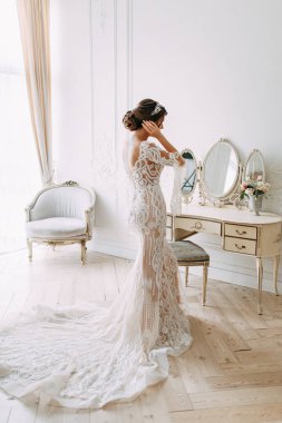 Otelde Avrupa usulü düğün. İç stüdyoda beyaz elbiseli gelin.. 