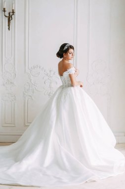 Otelde Avrupa usulü düğün. İç stüdyoda beyaz elbiseli gelin.. 
