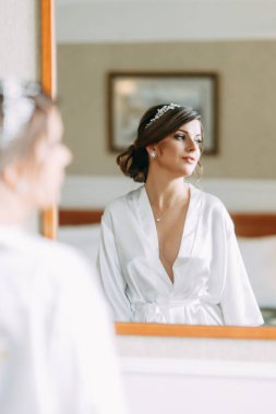 Avrupa tarzı giyinmiş bir kız. Gelin iç stüdyoda.. 