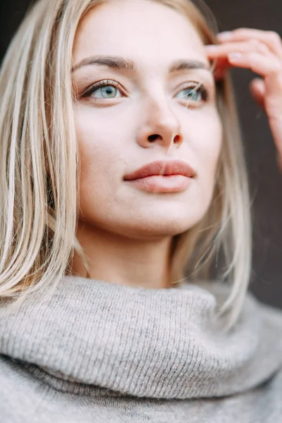 Mulher Casaco Retrato Emocional Menina Sorridente Bonita Cidade — Fotografia de Stock