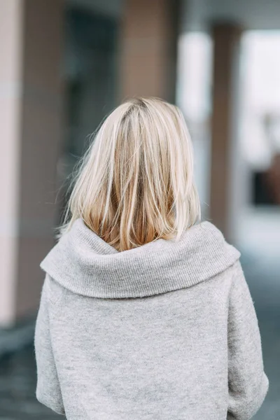 Mujer Con Chaqueta Retrato Emocional Hermosa Chica Sonriente Ciudad — Foto de Stock