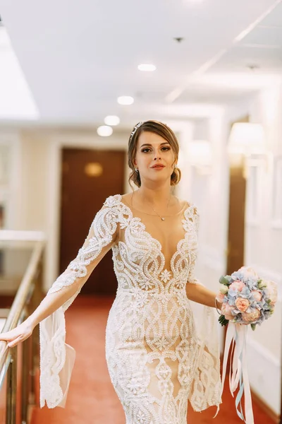 Casamento Estilo Europeu Elegante Corredor Noiva Feliz Hotel — Fotografia de Stock
