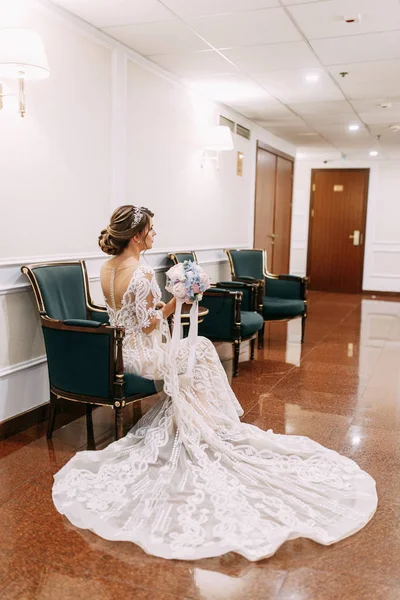 Casamento Estilo Europeu Elegante Corredor Noiva Feliz Hotel — Fotografia de Stock