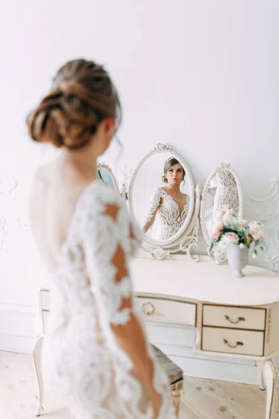 Boda Estilo Europeo Hotel Novia Vestido Blanco Interior Estudio — Foto de Stock