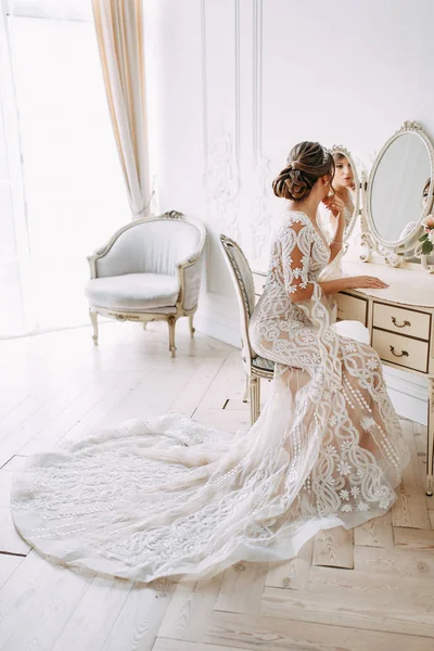 Otelde Avrupa usulü düğün. İç stüdyoda beyaz elbiseli gelin.. 