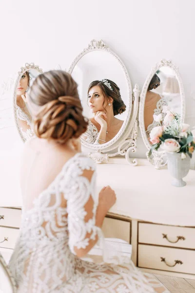 Hochzeit Europäischen Stil Hotel Braut Weißen Kleid Innenstudio — Stockfoto