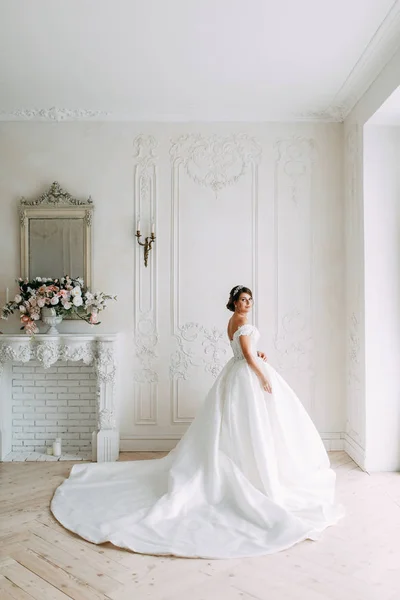 欧洲风格的婚礼在酒店举行 在室内演播室里穿白衣的新娘 — 图库照片