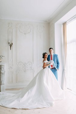 Avrupa tarzında modern bir tören. Atmosferik ormanda kayalarla güzel bir çift.. 