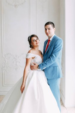 Avrupa tarzında modern bir tören. Atmosferik ormanda kayalarla güzel bir çift.. 