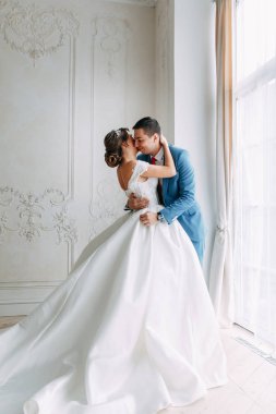 Avrupa tarzında modern bir tören. Atmosferik ormanda kayalarla güzel bir çift.. 