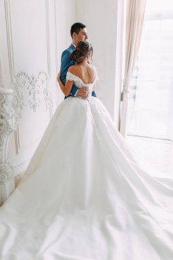 Avrupa tarzında modern bir tören. Atmosferik ormanda kayalarla güzel bir çift.. 