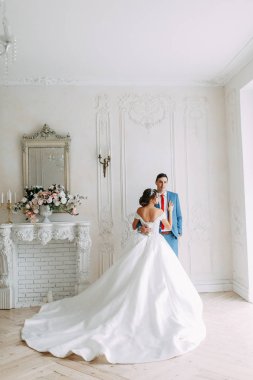 Avrupa tarzında modern bir tören. Atmosferik ormanda kayalarla güzel bir çift.. 