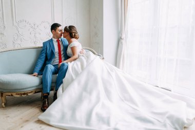 Avrupa tarzında modern bir tören. Atmosferik ormanda kayalarla güzel bir çift.. 