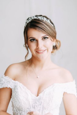  Koridorda Avrupa tarzı şık bir düğün. Oteldeki mutlu gelin..