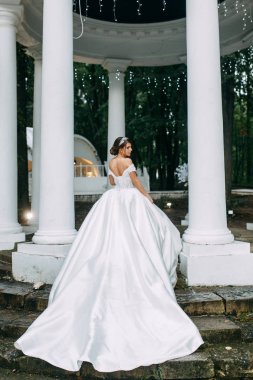 Parkta gün batımında güzel bir çift. Ormanda kemerli düğün töreni.. 