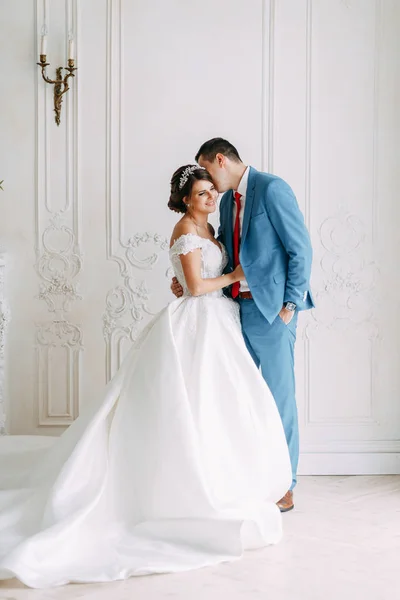 Ceremonia Moderna Estilo Europeo Hermosa Pareja Boda Bosque Atmosférico Con —  Fotos de Stock