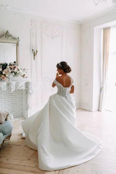 Moderne Zeremonie Europäischen Stil Schönes Hochzeitspaar Stimmungsvollem Wald Mit Felsen — Stockfoto