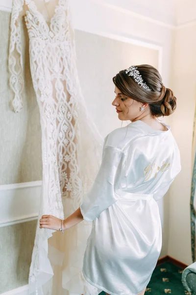 Невеста Выбирает Осматривает Платье Свадебное Платье Стене Студии — стоковое фото