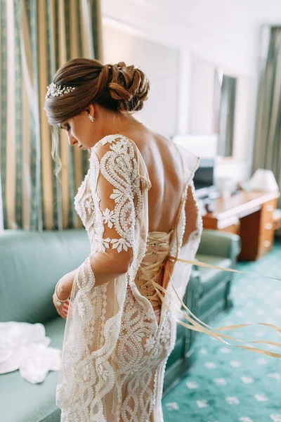 Noiva Escolhe Examina Vestido Vestido Noiva Parede Estúdio — Fotografia de Stock