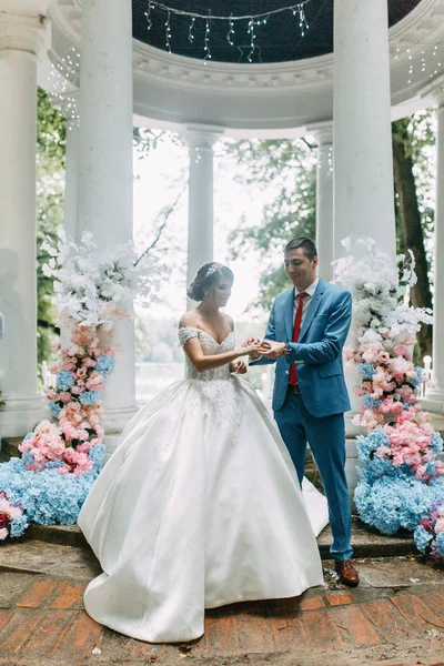 Hermosa Pareja Atardecer Parque Ceremonia Boda Con Arco Bosque —  Fotos de Stock