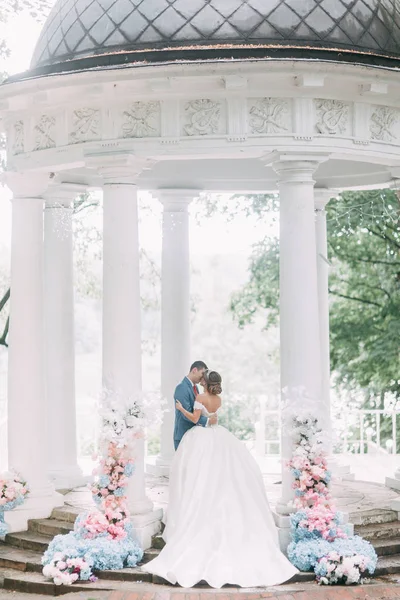 Hermosa Pareja Atardecer Parque Ceremonia Boda Con Arco Bosque —  Fotos de Stock