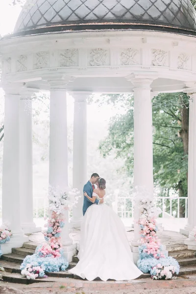 Hermosa Pareja Atardecer Parque Ceremonia Boda Con Arco Bosque —  Fotos de Stock