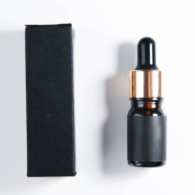 Kaşlar için yağ ve kına. Beyaz arka planda kozmetik için kavanozlar. 