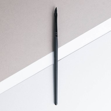 Makyaj fırçalı deri çanta. Bir çift siyah kaş fırçası.. 