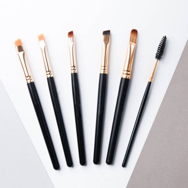 Makyaj fırçalı deri çanta. Bir çift siyah kaş fırçası.. 