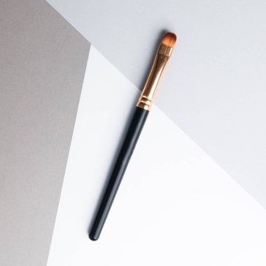 Makyaj fırçalı deri çanta. Bir çift siyah kaş fırçası.. 