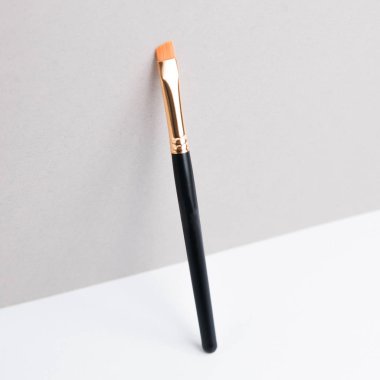 Makyaj fırçalı deri çanta. Bir çift siyah kaş fırçası.. 