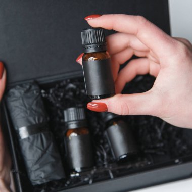  Kozmetik ürünleri olan eller. Beyaz arka planda makyaj için kavanoz ve tüp..