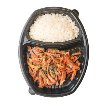 Beyaz arka planda yemek teslimatı. Vejetaryen yemekleri olan konteynır.. 