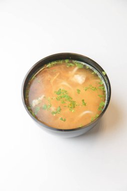 Konteynırda yulaf lapası ve çorba teslimatı. Beyaz arka planda bir kase çorba.. 