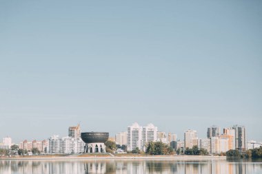  Modern bir şehrin silueti. Kazan ve nehir manzarası..